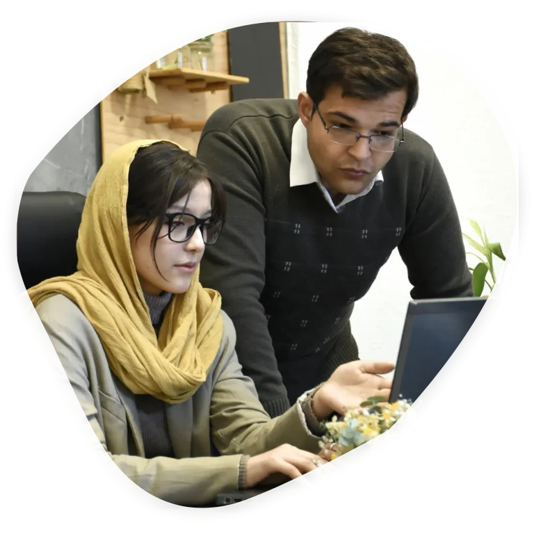 علیرضا فرج پور طراحی سایت سئوماتیک در حال کار است و مدیر مسئول در حال راهنمایی کارمند است